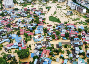 Duufaanno iyo roobab sababay khasaare baahsan oo ka dhacay Aasiya