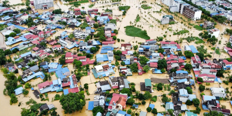 Duufaanno iyo roobab sababay khasaare baahsan oo ka dhacay Aasiya